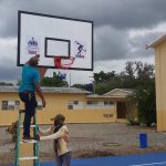 El director del (INEFI), Esteban Pérez Polanco, en plena faena en la cancha del Centro Educativo Fernando Arturo de Meriño en Monte Plata.