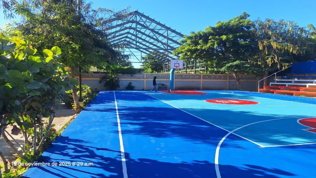 PIE DE FOTO DIRECTORES... Vista de una de las canchas de un centro educativo de La Romana luego de ser remozado por el Instituto Nacional de Educación Física (INEFI)