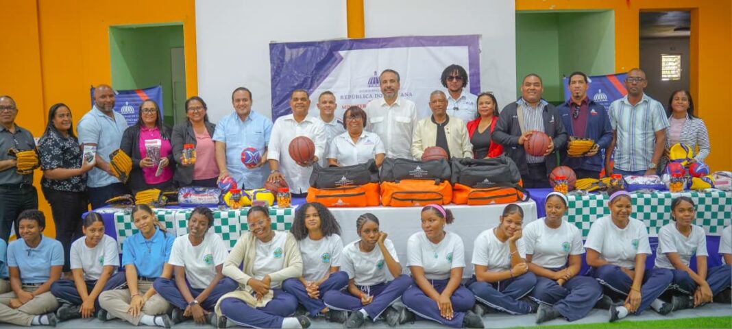 PIE DE FOTO CANCHA ALBERTO RODRÍGUEZ MELLA, TÉCNICOS INEFI, profesores y alumnos