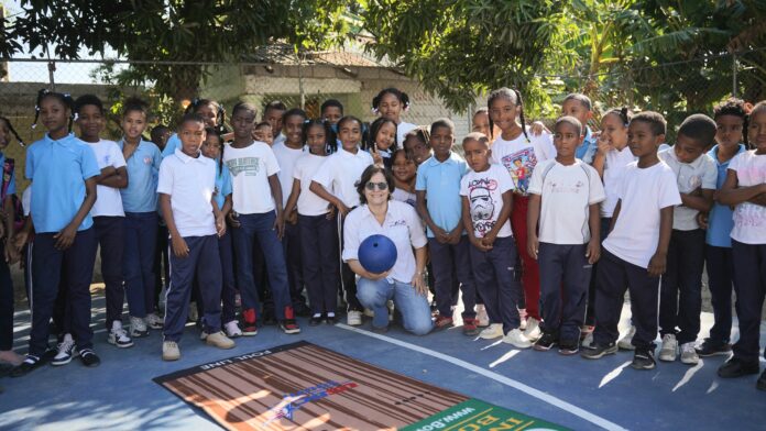 DSC08897.JPG Aumi Ve.... del INEFI junto a los niños que tomaron la clìnica de boliche