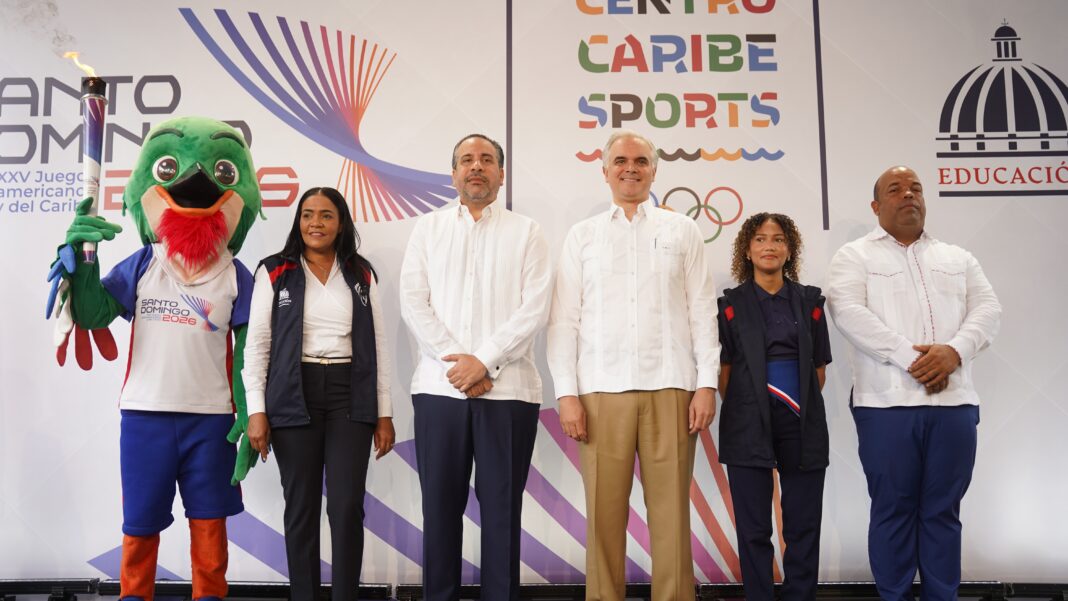 PIE DE FOTO ANTORCHA INEFI 3 El ministro de Educación Luis Miguel Decamps y el director ejecutivo del INEFI Alberto Rodríguez Mella recibieron la antorch